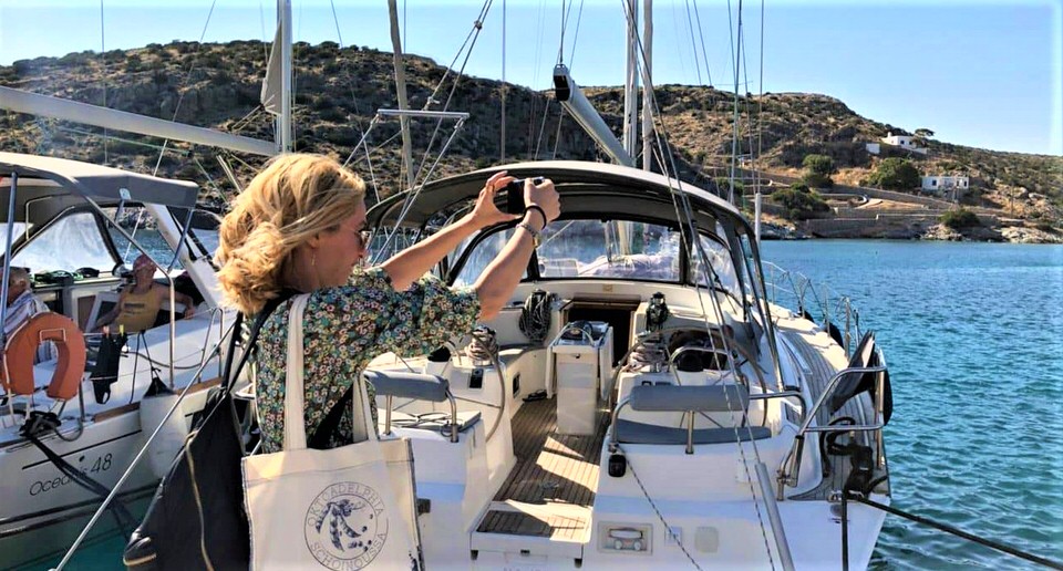 Η Μαρκέλλα Σαράιχα ταξιδεύει στην Σχοινούσα