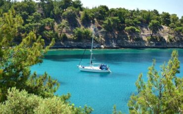 Αλυκή: Βουτιές στα γαλαζοπράσινα νερά της φημισμένης παραλίας της Θάσου