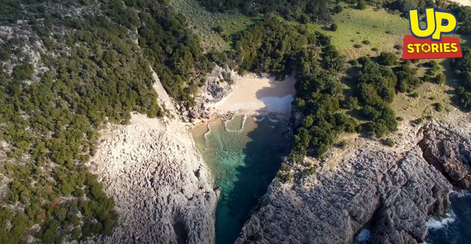 Γλώσσα: Η ομορφότερη φυσική πισίνα (απανεμιά) της Μεσογείου από ψηλά (video)