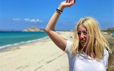 Καστράκι Νάξου: Η παραλία των 3 χιλιομέτρων με τους σπάνιους σκιερούς κέδρους