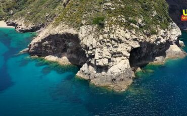 Σε αυτή την εκπληκτική παραλία του Αιγαίου μπορείτε να πάτε με το αυτοκίνητο σας!