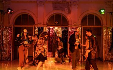 Το The SHOW……..Πόσο θ’αντέξουν; Συνεχίζει τις παραστάσεις από 3 Iανουαρίου στο Μπάγκειον