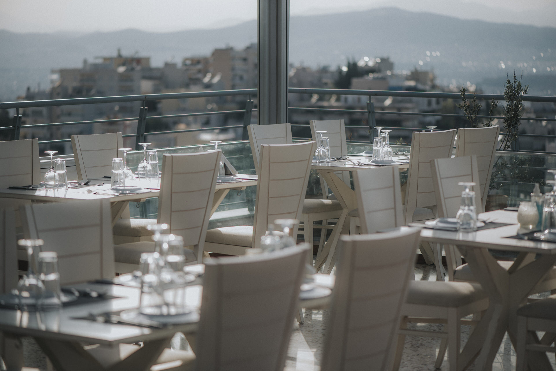 Μπαλκόνι στις Κυκλάδες: Γαστρονομική εμπειρία με γεύσεις από το Αιγαίο και θέα όλη την Αθήνα