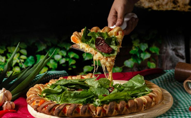 Συνταγή για πίτσα με ρόκα, πέστο και φρέσκια ντομάτα