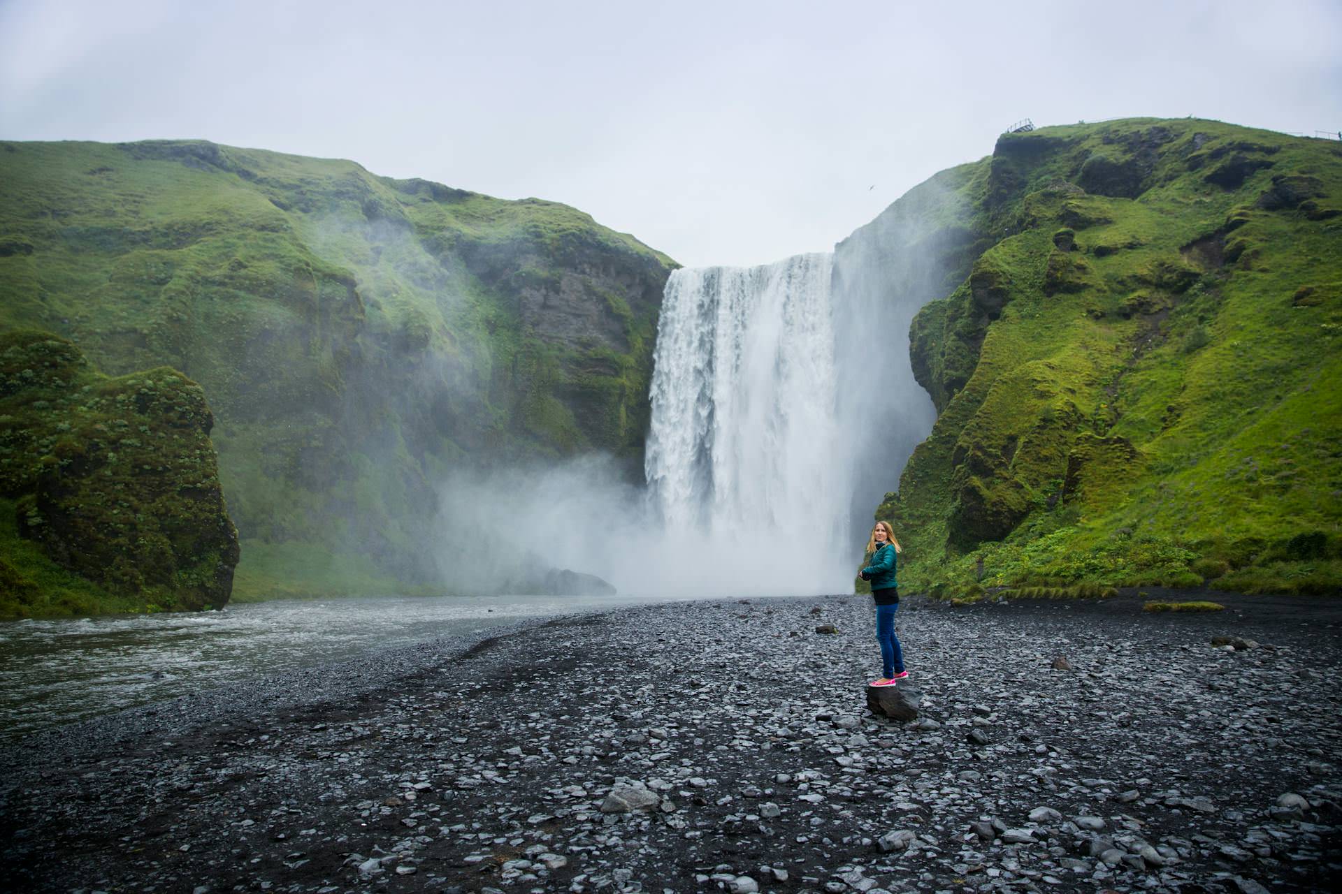 Skógafoss: Ο καταρράκτης της Ισλανδίας που "πρωταγωνιστεί" σε διάσημες ταινίες του Χόλιγουντ