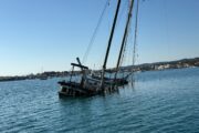 Εγκαταλελειμένο ιστιοφόρο στο Πορτοχέλι:Περιβαλλοντικός κίνδυνος και απειλή για τον τουρισμό