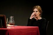 Η πόρνη από πάνω: Παράταση παραστάσεων και νέες ώρες