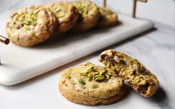 Συνταγή για cookies με γέμιση dubai chocolate! Πηγή φωτογραφίας: https://bakingmaniachk.com/