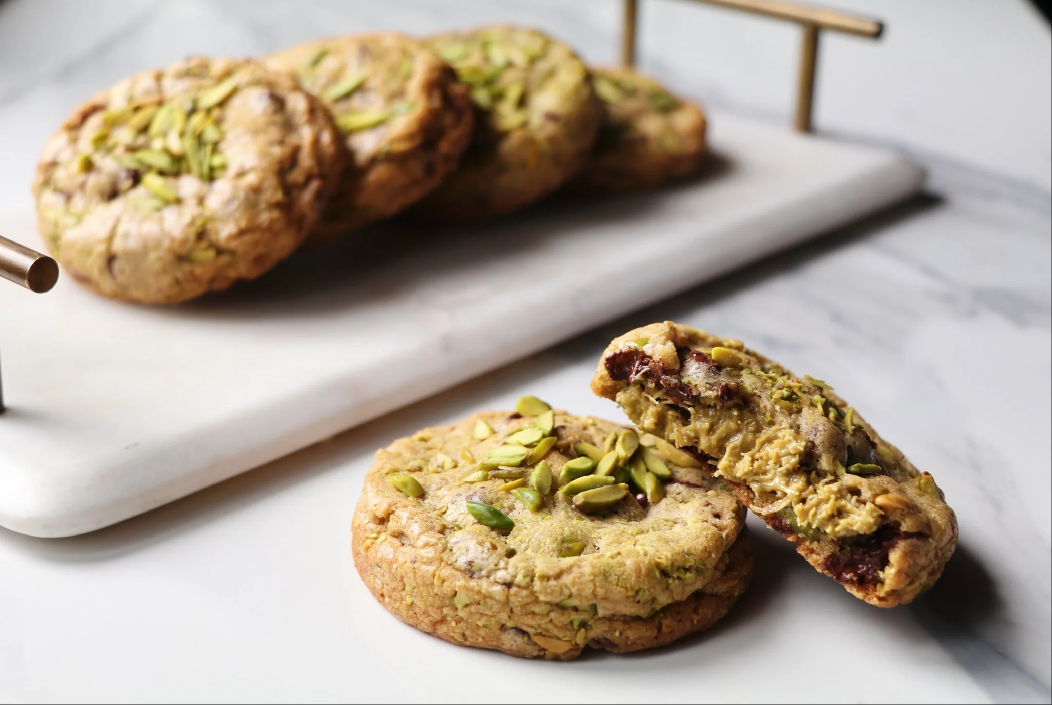 Συνταγή για cookies με γέμιση dubai chocolate! Πηγή φωτογραφίας: https://bakingmaniachk.com/