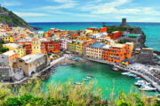 Cinque Terre: Ταξίδι στο μαγευτικό μέρος της ιταλικής Ριβιέρας που θα λατρέψετε Πηγή φωτογραφίας: https://www.thetrainline.com/en/train-companies/trenitalia/cinque-terre-express