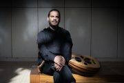 Ο Αλέκος Βρέτος επιστρέφει με το πρότζεκτ Mediterranean Echoes στον Κήπο του Μεγάρου στις 9 Ιουλίου