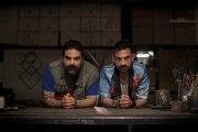 Τζόνι Μπλε: «Eκδίκηση σε οικογενειακή συσκευασία» του Γιωργή Τσουρή στο θέατρο Άνεσις