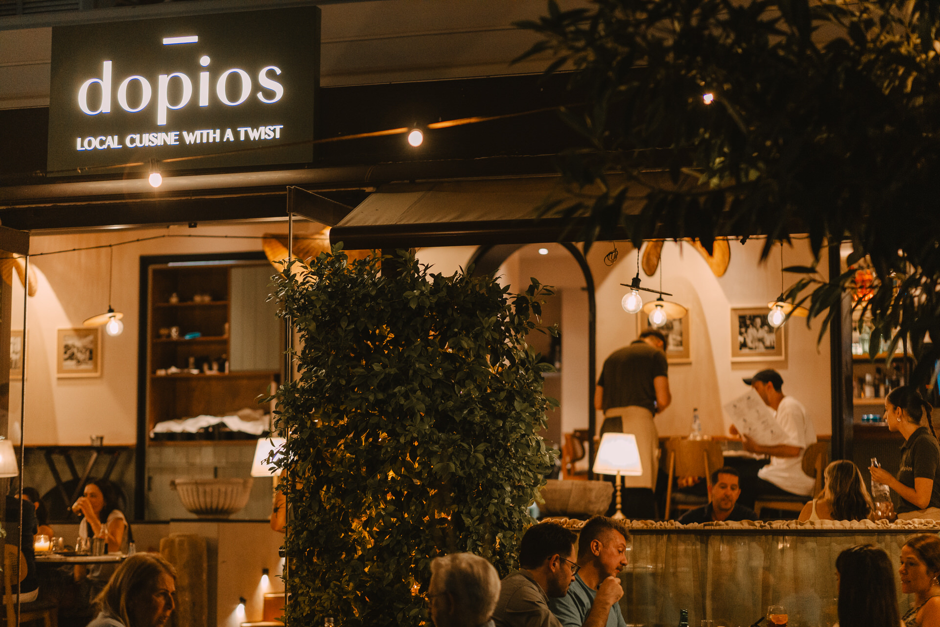 Dopios Γλυφάδα: Ένας νέος γαστρονομικός προορισμός με άρωμα Ελλάδας