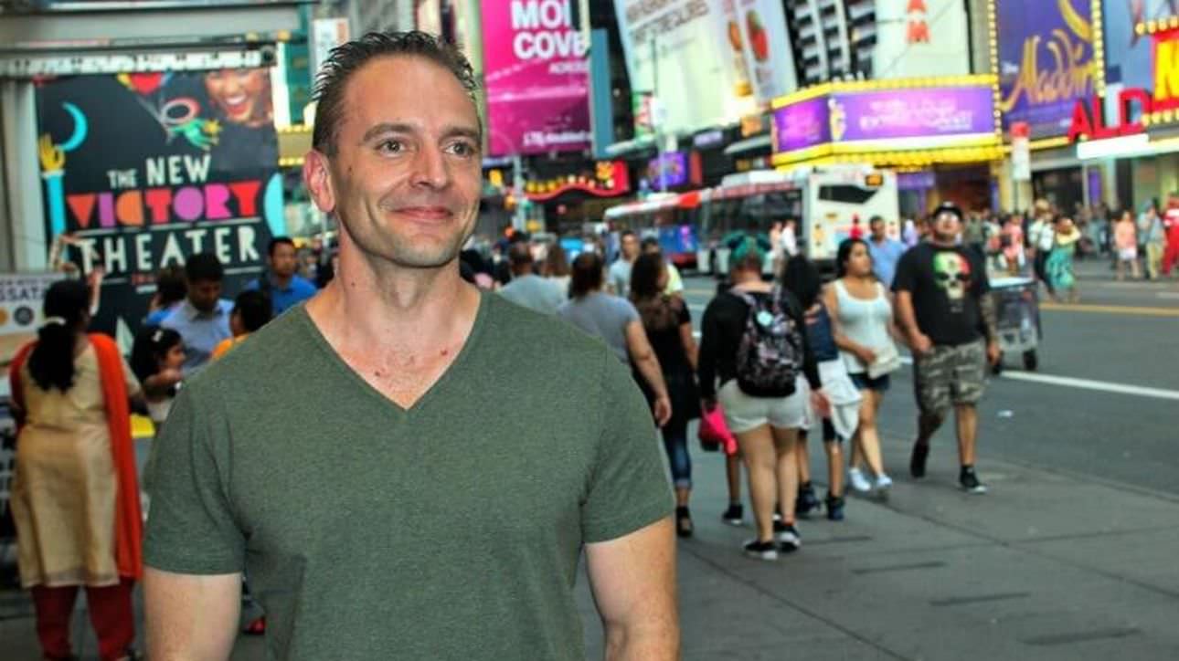 Ο εξαιρετικός ηθοποιός του Μπρόντγουεϊ Gene Gillette έρχεται από τη Νέα Υόρκη στην Ελλάδα