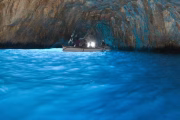 Grotta Azzurra: Το σπήλαιο που μάγεψε αυτοκράτορες και καλλιτέχνες βρίσκεται στο Κάπρι Πηγή φωτογραφίας: https://www.lonelyplanet.com/