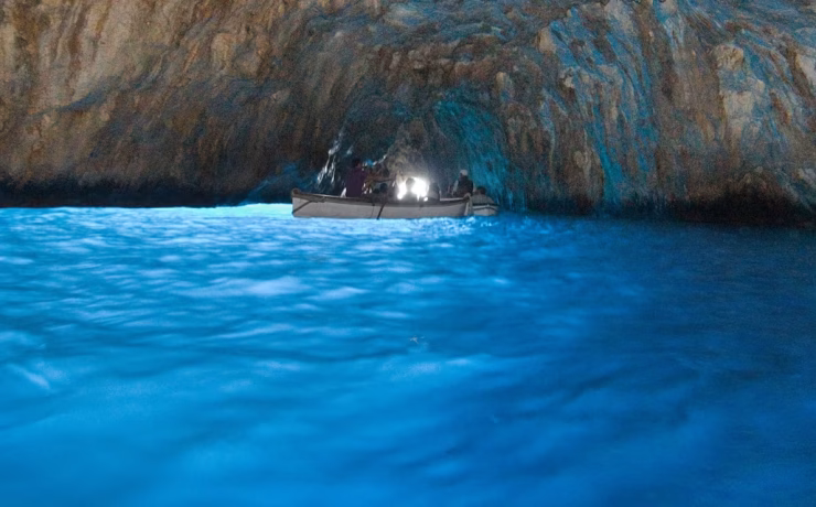Grotta Azzurra: Το σπήλαιο που μάγεψε αυτοκράτορες και καλλιτέχνες βρίσκεται στο Κάπρι Πηγή φωτογραφίας: https://www.lonelyplanet.com/
