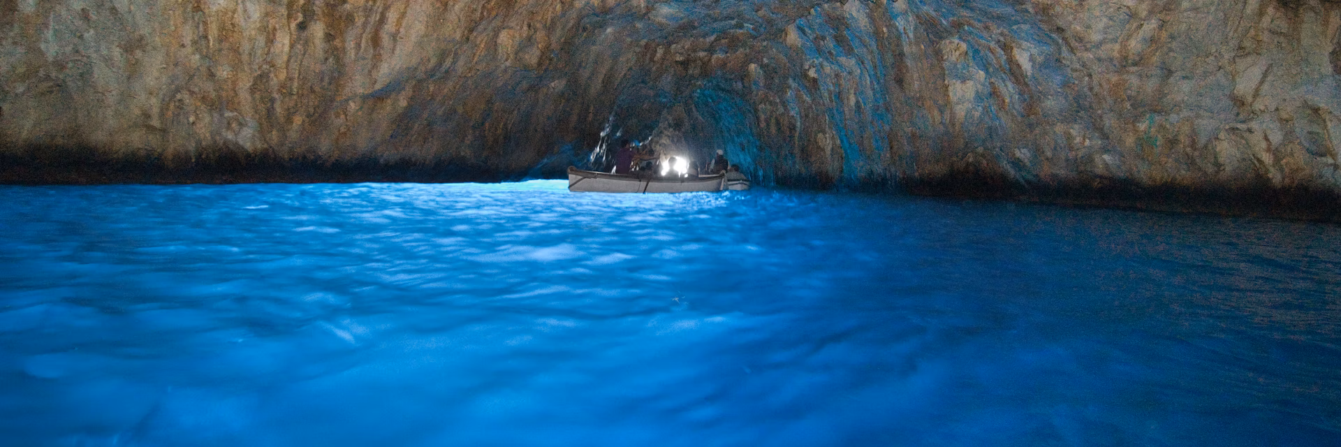 Grotta Azzurra: Το σπήλαιο που μάγεψε αυτοκράτορες και καλλιτέχνες βρίσκεται στο ΚάπριΠηγή φωτογραφίας: https://www.lonelyplanet.com/
