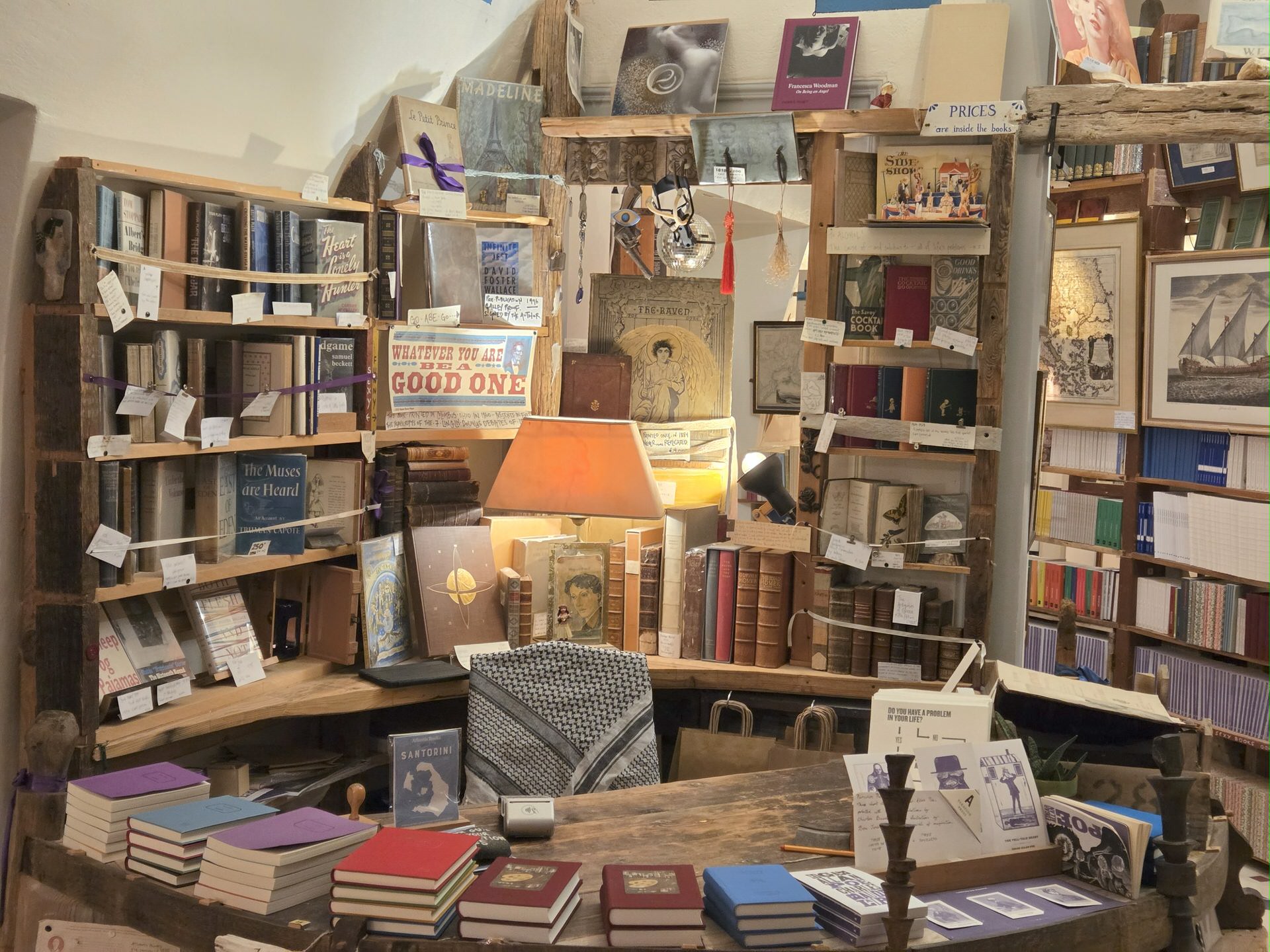 Atlantis Books: Επισκεφθήκαμε το πιο μαγικό βιβλιοπωλείο του κόσμου που βρίσκεται στην Σαντορίνη!