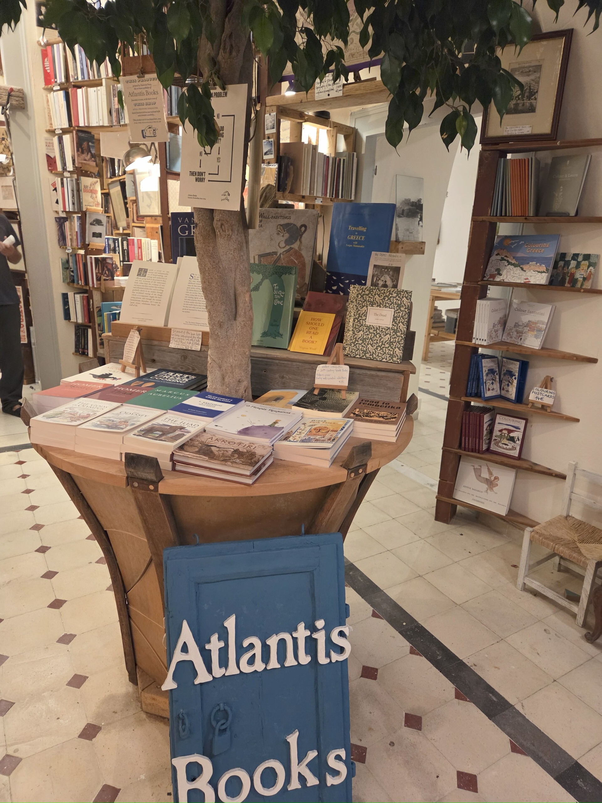 Atlantis Books: Επισκεφθήκαμε το πιο μαγικό βιβλιοπωλείο του κόσμου που βρίσκεται στην Σαντορίνη!