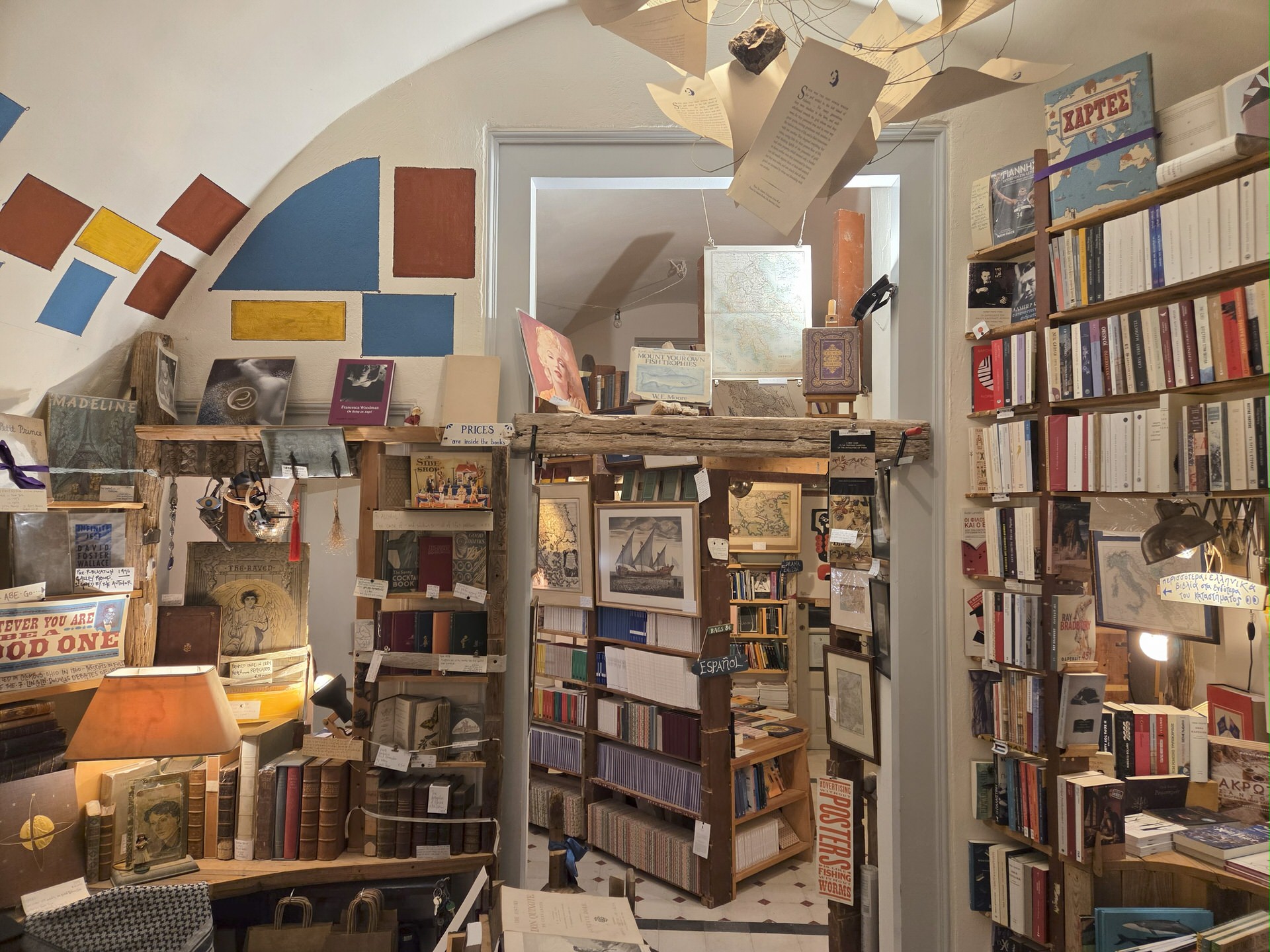 Atlantis Books: Επισκεφθήκαμε το πιο μαγικό βιβλιοπωλείο του κόσμου που βρίσκεται στην Σαντορίνη!