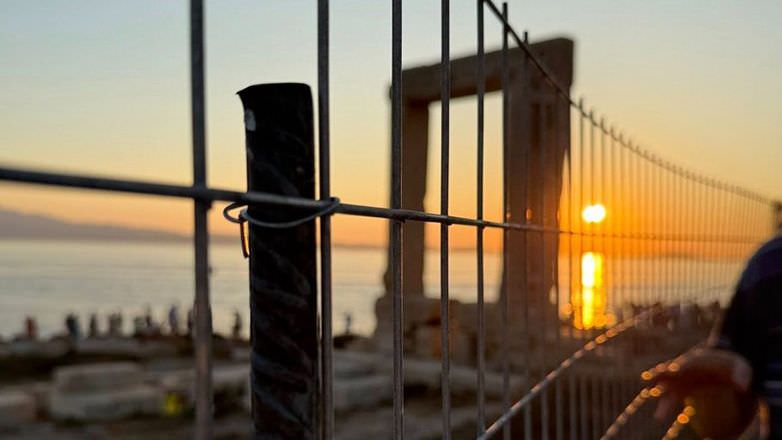 "Δεν βάζεις σύρμα στην ψυχή ενός τόπου": Παρέμβαση του Ναξιώτη Γιώργου Βάλλη για την Πορτάρα Νάξου