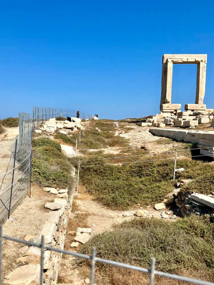 "Δεν βάζεις σύρμα στην ψυχή ενός τόπου": Παρέμβαση του Ναξιώτη Γιώργου Βάλλη για την Πορτάρα Νάξου