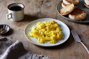 Συνταγή για scrambled eggs με φέτα και ντοματίνια Πηγή φωτογραφίας: https://food52.com/