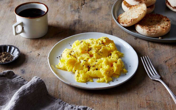 Συνταγή για scrambled eggs με φέτα και ντοματίνια Πηγή φωτογραφίας: https://food52.com/