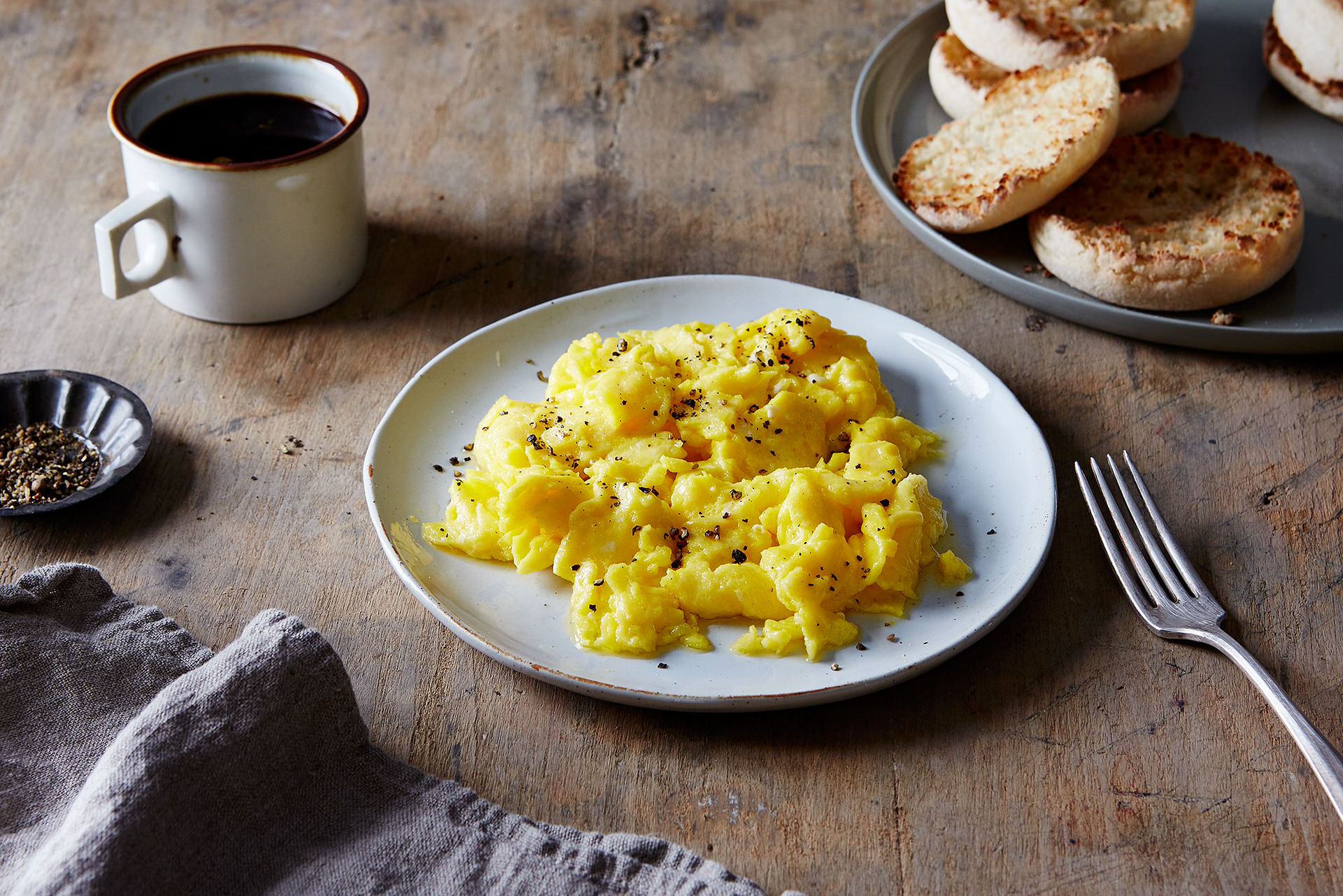 Συνταγή για scrambled eggs με φέτα και ντοματίνιαΠηγή φωτογραφίας: https://food52.com/