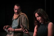 Η Linda της Penelope Skinner με τη Μυρτώ Αλικάκη στο θέατρο Επί Κολωνώ