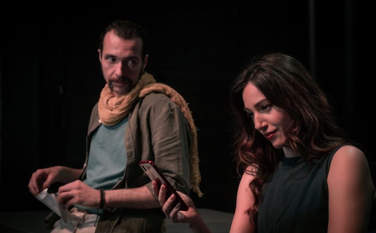 Η Linda της Penelope Skinner με τη Μυρτώ Αλικάκη στο θέατρο Επί Κολωνώ