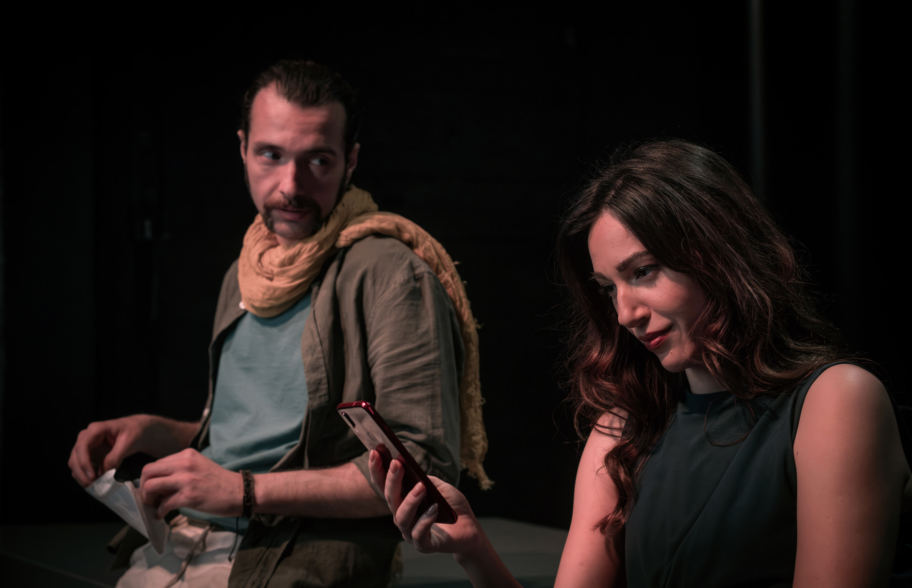 Η Linda της Penelope Skinner με τη Μυρτώ Αλικάκη στο θέατρο Επί Κολωνώ