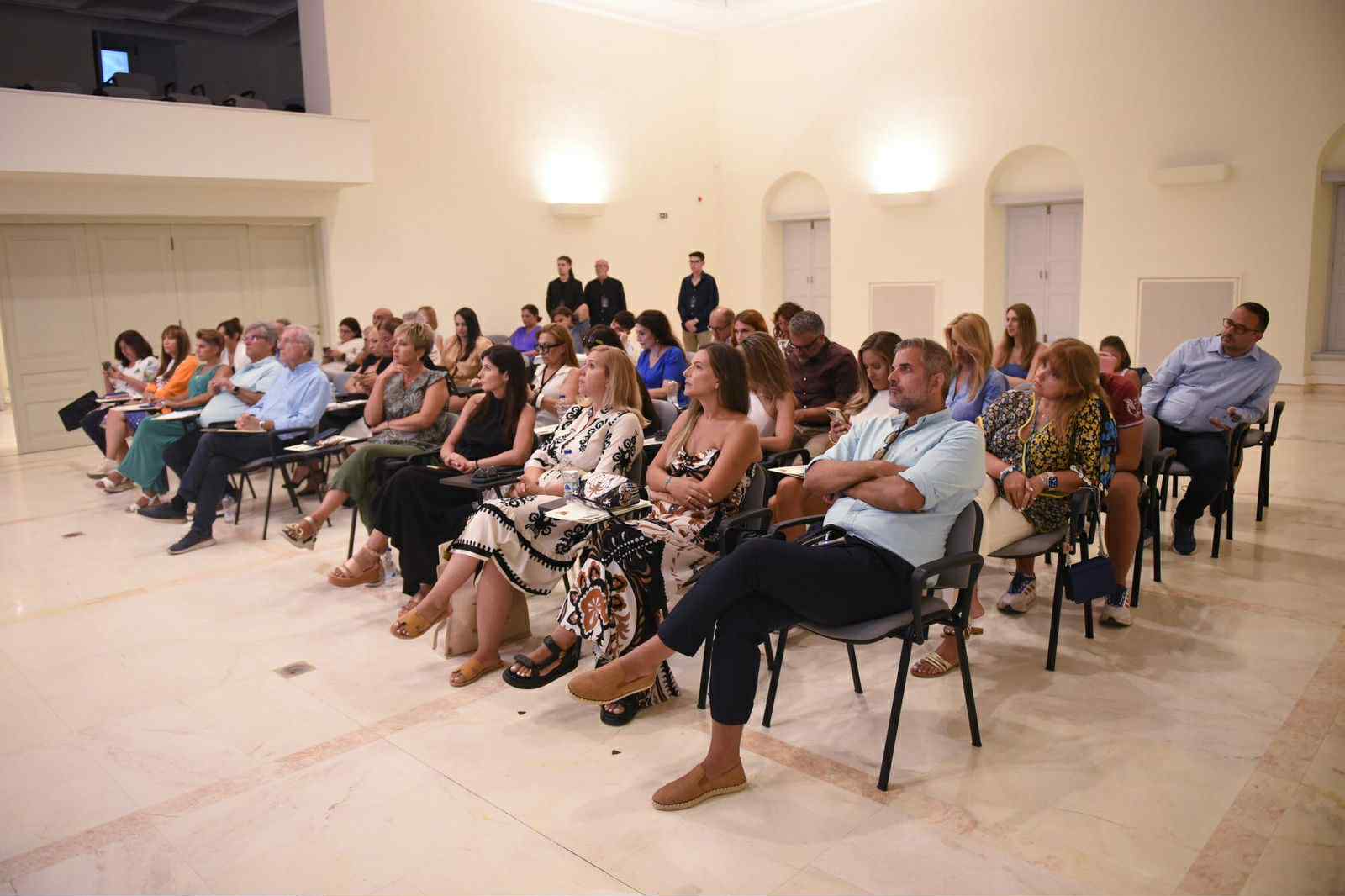 Η Έλλη Σπυροπούλου στο travelgirl.gr: Οι στόχοι του 3ου Συνεδρίου Τουρισμού Πολυτελείας στη Σαντορίνη και ο ρόλος της Ράντι Ζούκερμπεργκ