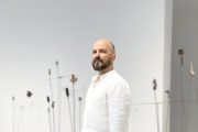 ΠΝΟΗ: Ο Μιχάλης Δέλτα εμπνέεται από το πρωτοποριακό έργο του Takis στο Ίδρυμα Βασίλη και Ελιζας Γουλανδρή