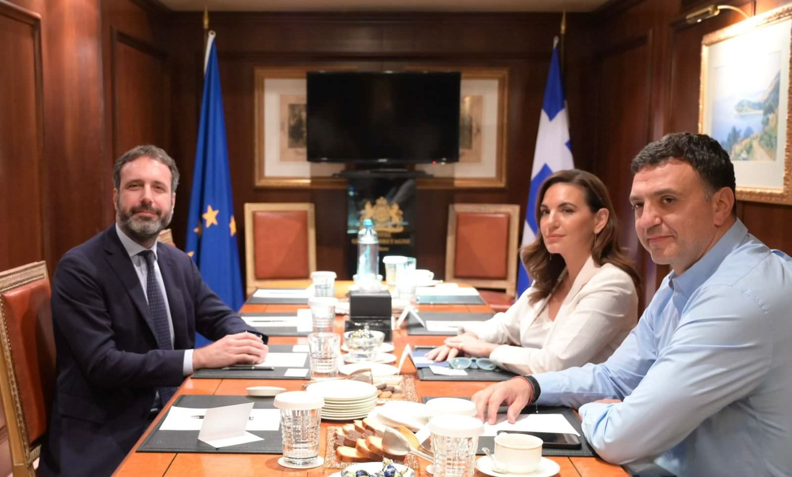 Συνάντηση Ολ. Κεφαλογιάννη- Β. Κικίλια με εκπρόσωπο του RΣυνάντηση Ολ. Κεφαλογιάννη- Β. Κικίλια με εκπρόσωπο του Royal Caribbean Groupoyal Caribbean Group