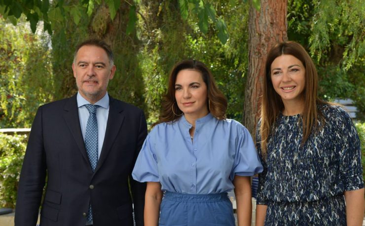 Η Υπουργός Τουρισμού στον διαγωνισμό ζωγραφικής για τη φιλοξενία