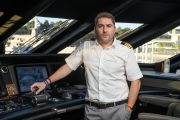 Στιγμές αγωνίας στη Μαρίνα Ζέας: Η δήλωση του Γ. Βάλλη για το ταχύπλοο που τυλίχθηκε στις φλόγες