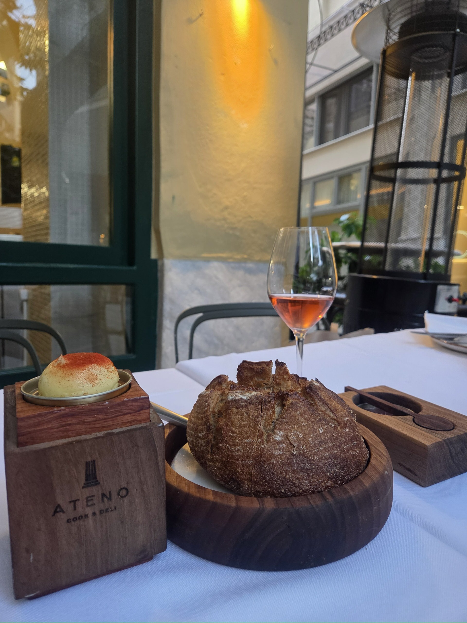 Ateno Cook & Deli: Ο Νίκος Καραθάνος μας ξανασυστήνει την ελληνική κουζίνα με μία σύγχρονη ματιά