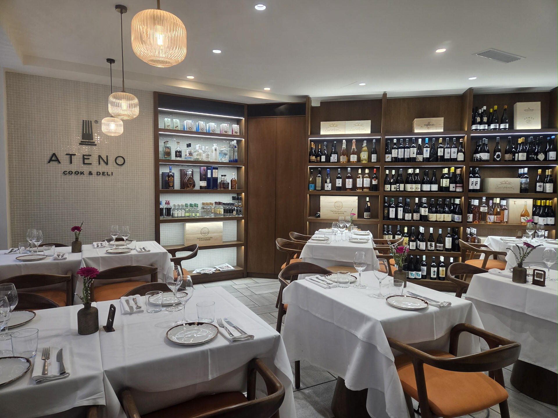 Ateno Cook & Deli: Ο Νίκος Καραθάνος μας ξανασυστήνει την ελληνική κουζίνα με μία σύγχρονη ματιά