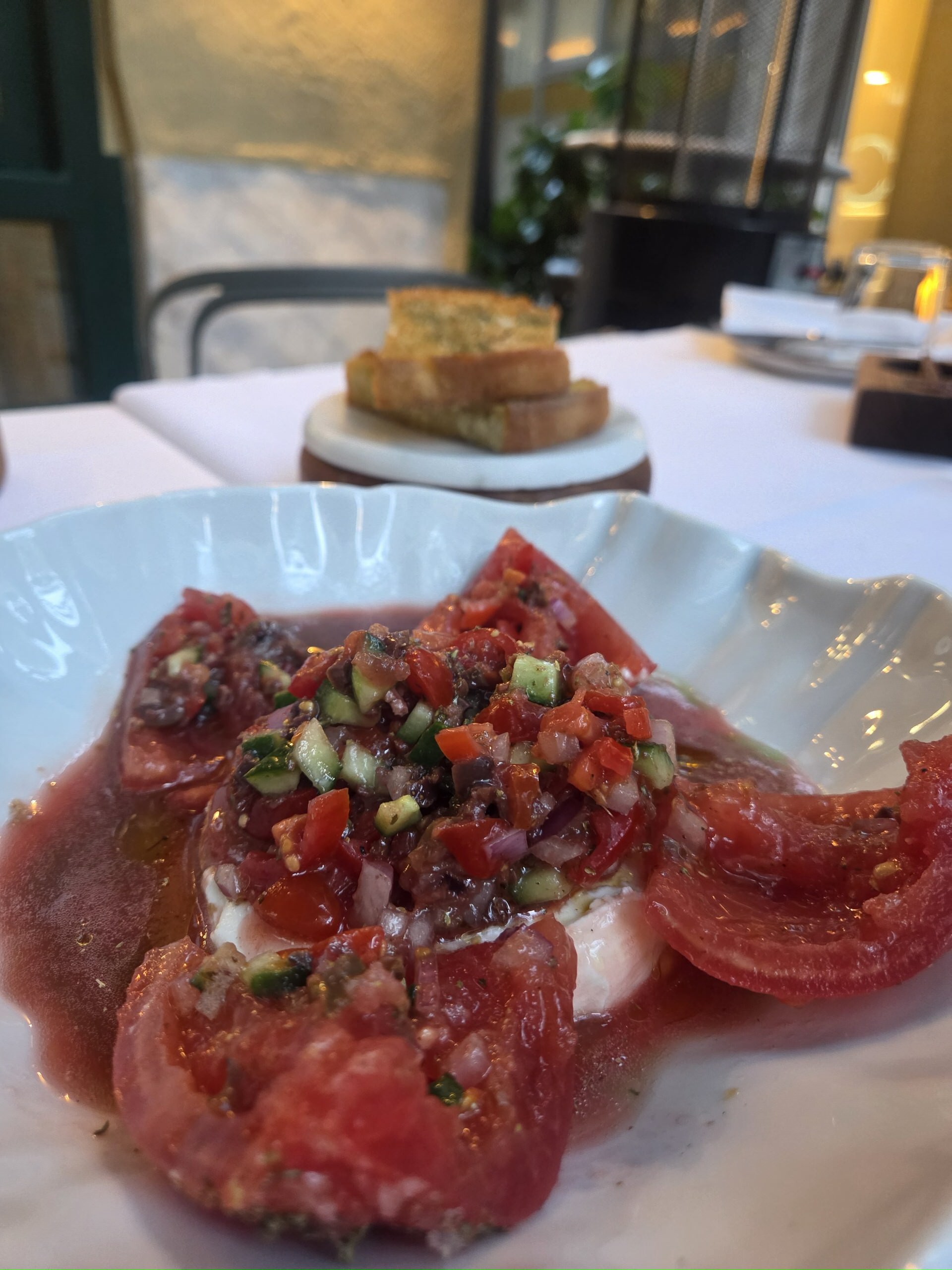 Ateno Cook & Deli: Ο Νίκος Καραθάνος μας ξανασυστήνει την ελληνική κουζίνα με μία σύγχρονη ματιά