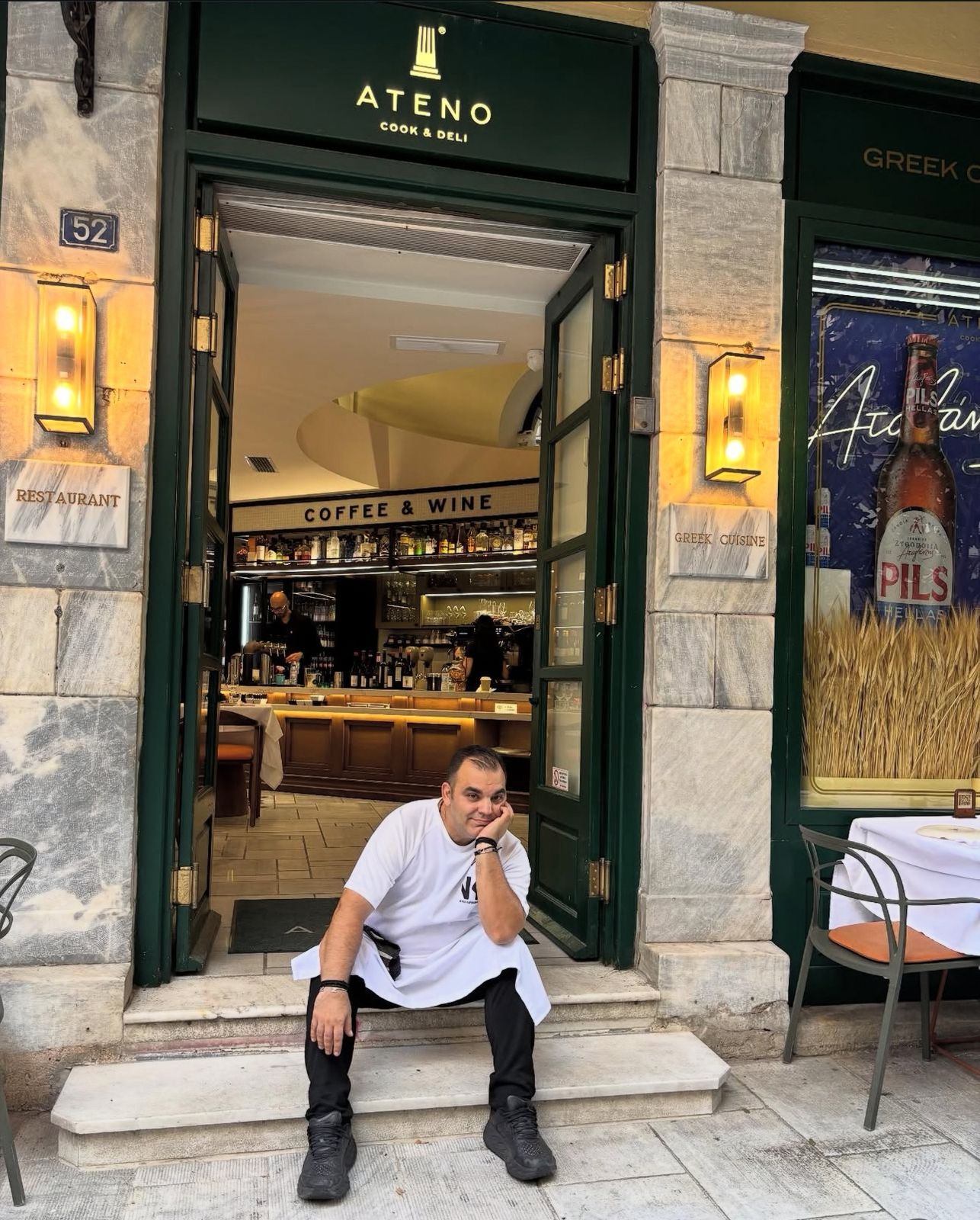 Ateno Cook & Deli: Ο Νίκος Καραθάνος μας ξανασυστήνει την ελληνική κουζίνα με μία σύγχρονη ματιά