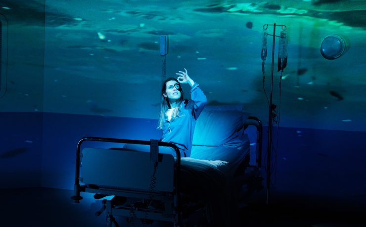 «Όλος ο χρόνος του κόσμου»: Το έργο της Δανάης Επιθυμιάδη από το Παρίσι στο Θέατρο Τέχνης