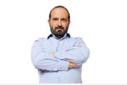 Ο Μάνος Βουλαρίνος επιστρέφει με μια Μεγάλη Αρπαχτή στο θέατρο Παλλάς