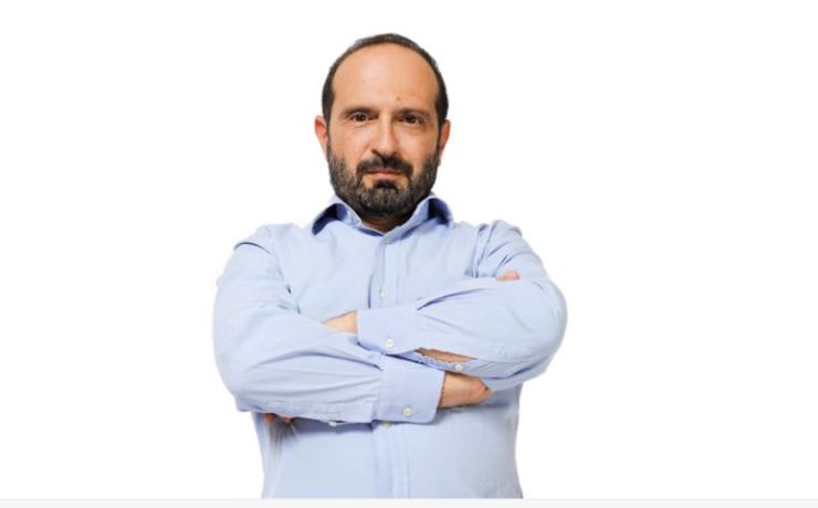 Ο Μάνος Βουλαρίνος επιστρέφει με μια Μεγάλη Αρπαχτή στο θέατρο Παλλάς