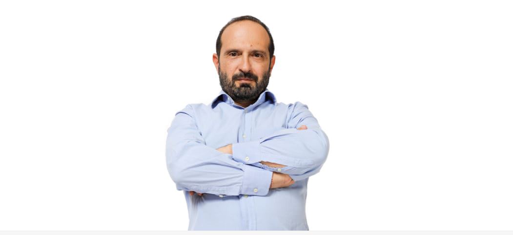 Ο Μάνος Βουλαρίνος επιστρέφει με μια Μεγάλη Αρπαχτή στο θέατρο Παλλάς