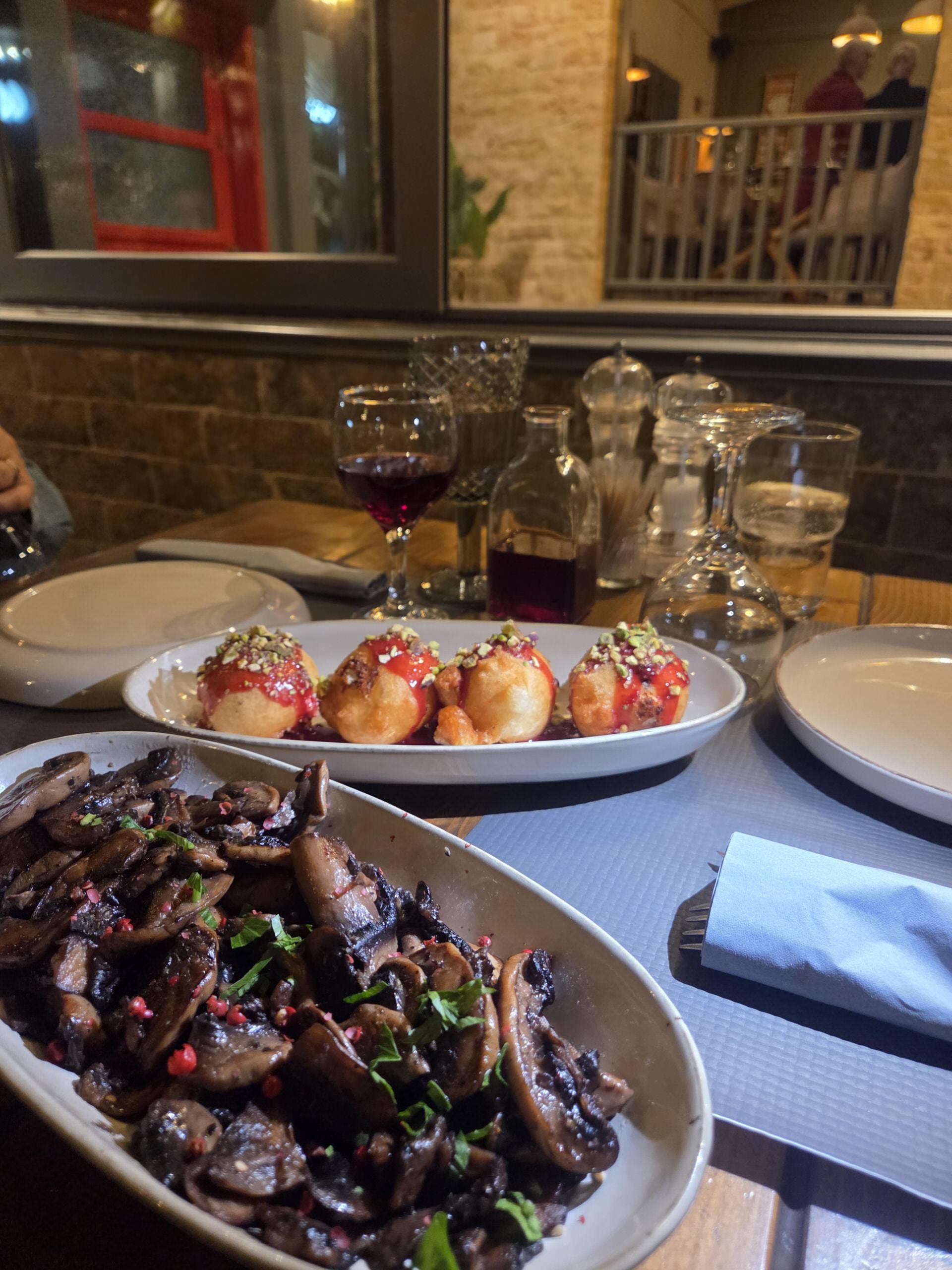 «Μπριγκάντα»: Ένας ζεστός χώρος στην Πεύκη αφιερωμένος στο καλό κρέας και το σπιτικό φαγητό