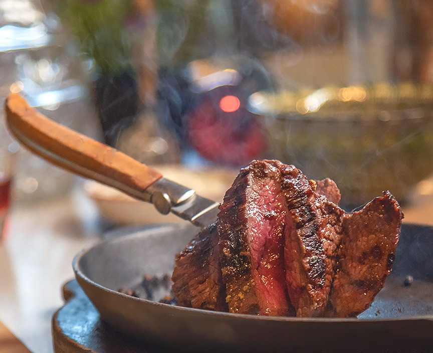 «Μπριγκάντα»: Ένας ζεστός χώρος στην Πεύκη αφιερωμένος στο καλό κρέας και το σπιτικό φαγητό