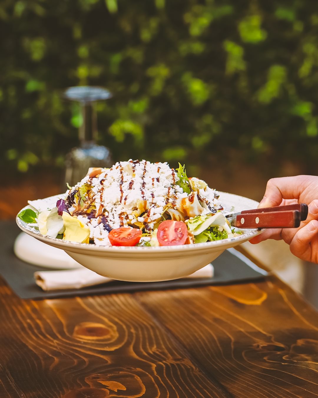 «Μπριγκάντα»: Ένας ζεστός χώρος στην Πεύκη αφιερωμένος στο καλό κρέας και το σπιτικό φαγητό