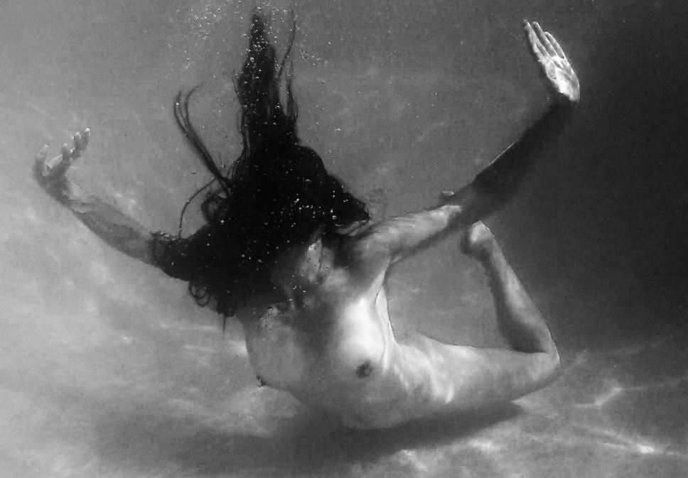 Ο Σπύρος Πώρος μιλάει στο travelgirl.gr για τη νέα έκθεσή του «Αποτύπωμα 30» και τις σημαντικές στιγμές της καριέρας του