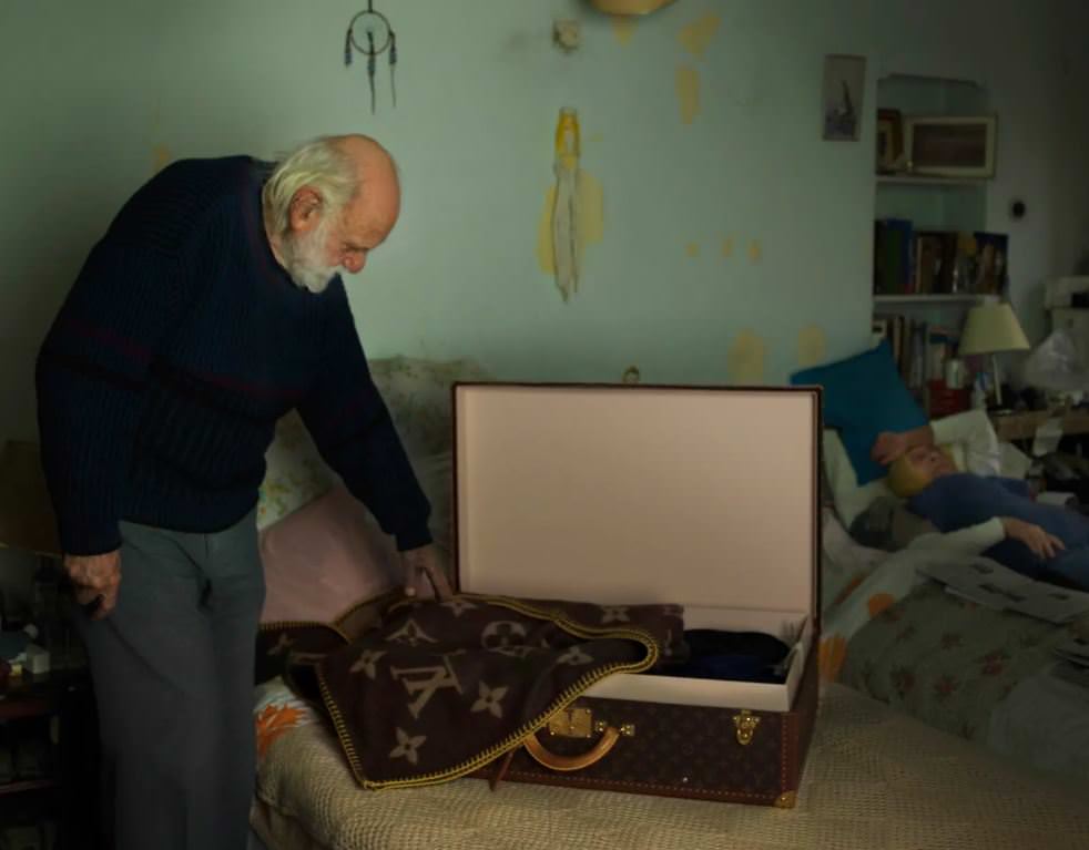 Ο Σπύρος Πώρος μιλάει στο travelgirl.gr για τη νέα έκθεσή του «Αποτύπωμα 30» και τις σημαντικές στιγμές της καριέρας του